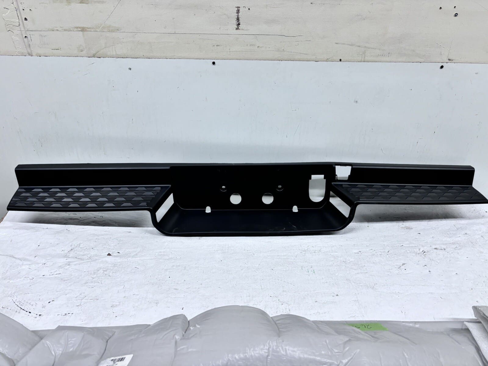 2019 2020 2021 2022 2023 2024 DODGE RAM REAR OEM BUMPER STEP PAD 68299105ad
