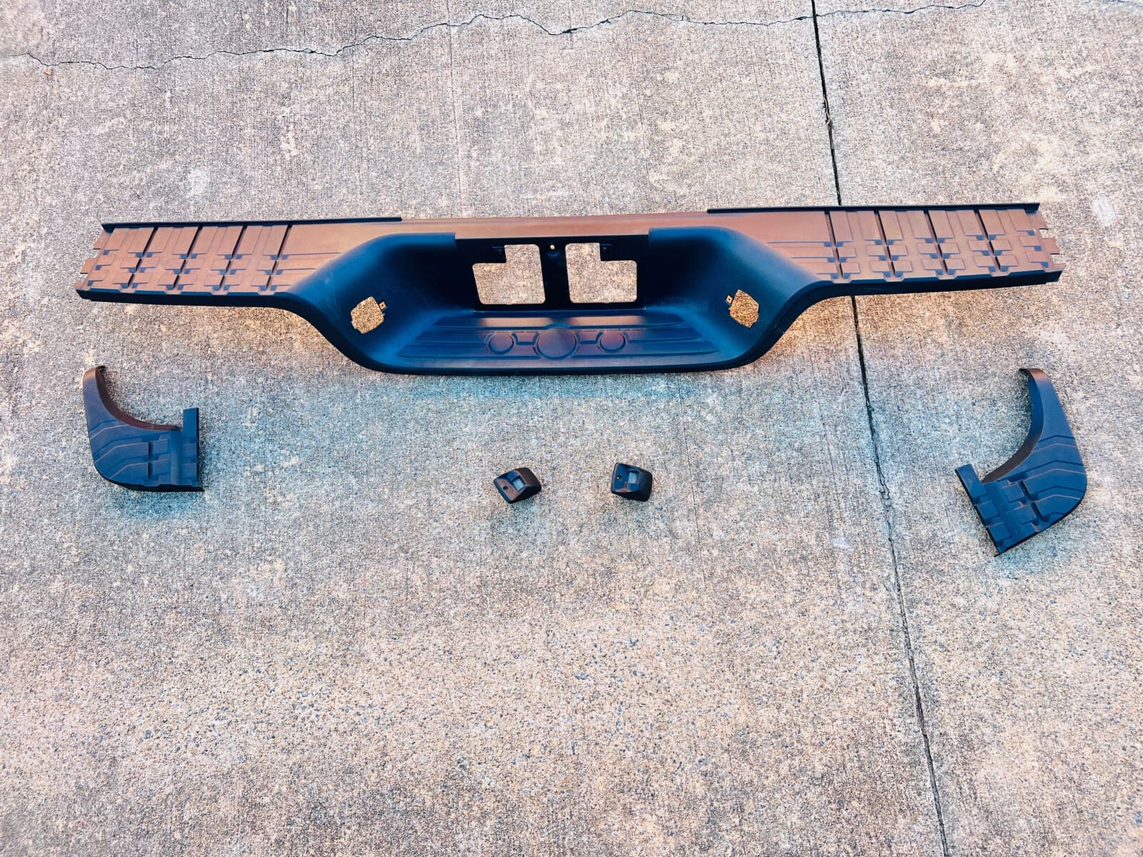 524610c040 07 08 2009 2010 2011 2012 2013 TOYOTA TUNDRA REAR BUMPER STEP PAD OEM