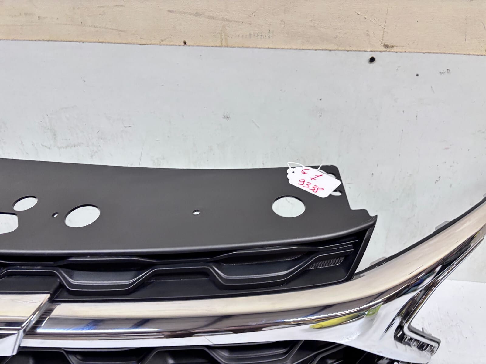 NICE 42769271 2024 2025 CHEVY TRAX CHROME FRONT OEM GRILLE GENUINE - Image 10