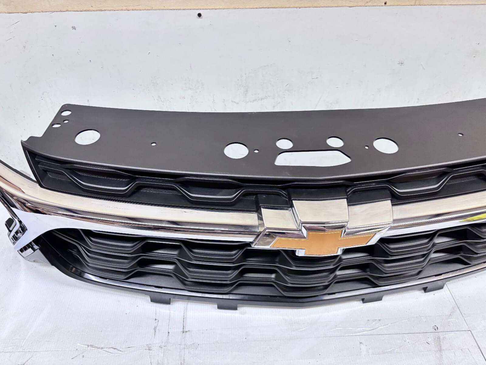 NICE 42769271 2024 2025 CHEVY TRAX CHROME FRONT OEM GRILLE GENUINE - Image 12